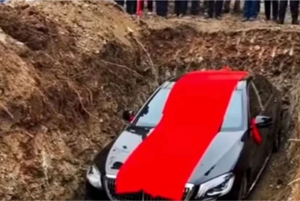 தந்தையின் உடலுடன் சொகுசு காரைப் புதைத்த குடும்பம்