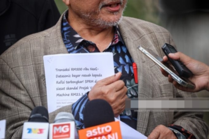 5 லட்சம் ரிங்கிட் ஊழல் புகார்: சிக்கிய முன்னாள் பொருளாதார அமைச்சர்! அதிரடியில் இறங்கிய SPRM