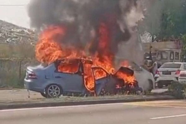 மலாக்காவில் 5 வாகனங்கள் மோதி விபத்து: கார் தீப்பற்றி எரிந்ததில் இருவர் காயம்