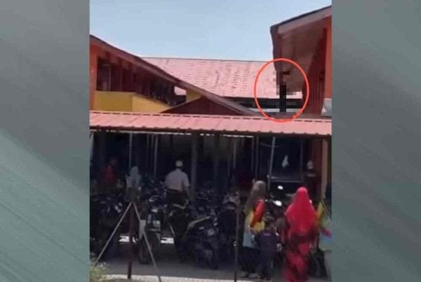 பள்ளிக் கட்டிடத்தின் 1-வது மாடியில் ஏறி நின்ற மாணவி: ஹிஸ்டீரியா கோளாறால் பரபரப்பு