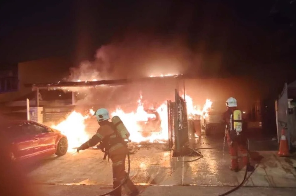 சிலாங்கூரில் பயங்கர தீ விபத்து: 2 தரை வீடுகள், 3 கார்கள், மோட்டார் சைக்கிள் எரிந்து நாசம்