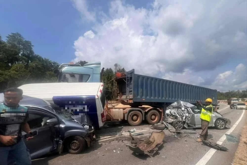 குவாந்தானில் பயங்கரம்: பிரேக் பிடிக்காததால் 5 வாகனங்கள் மீது மோதிய ட்ரெய்லர்