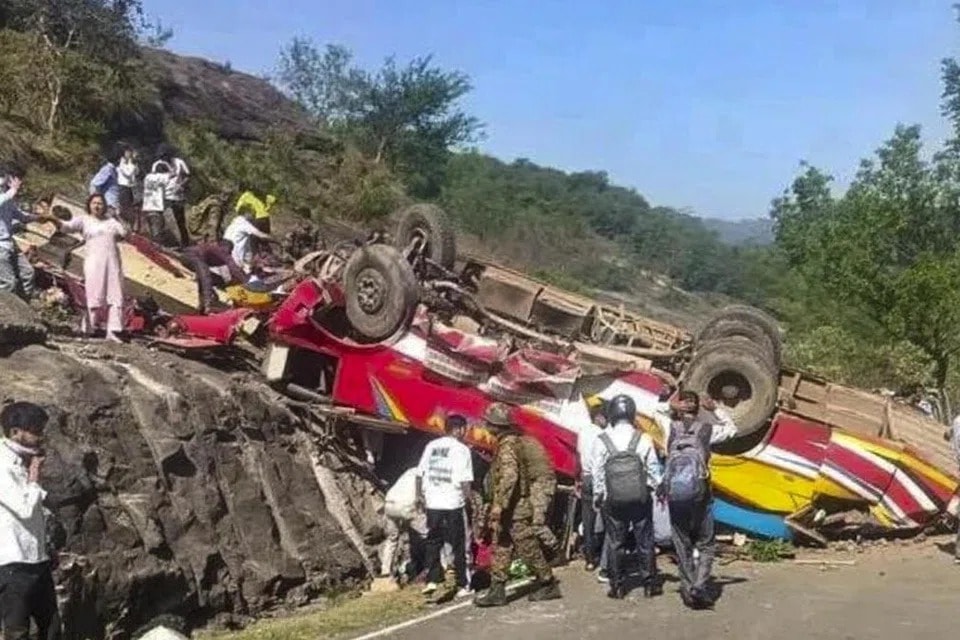 ஜம்மு-காஷ்மீர் மலைப்பாதையில் பேருந்து கவிழ்ந்து விபத்து: 15 பேர் பலி; 20 பேர் படுகாயம்!