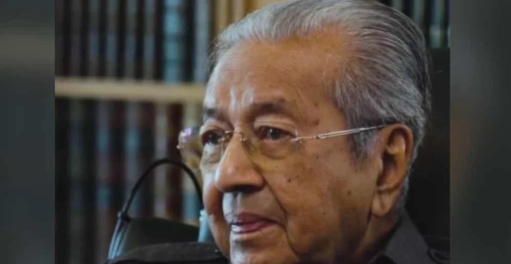 நடைப்பயிற்சியின் போது கீழே விழுந்து துன் மகாதீருக்கு எலும்பு முறிவு