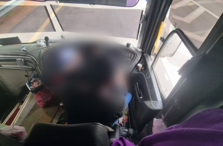 பேருந்து ஓட்டும்போது பெண்ணை மடியில் அமர்த்திய விவகாரம்: ஓட்டுநர் நாளை சரண்