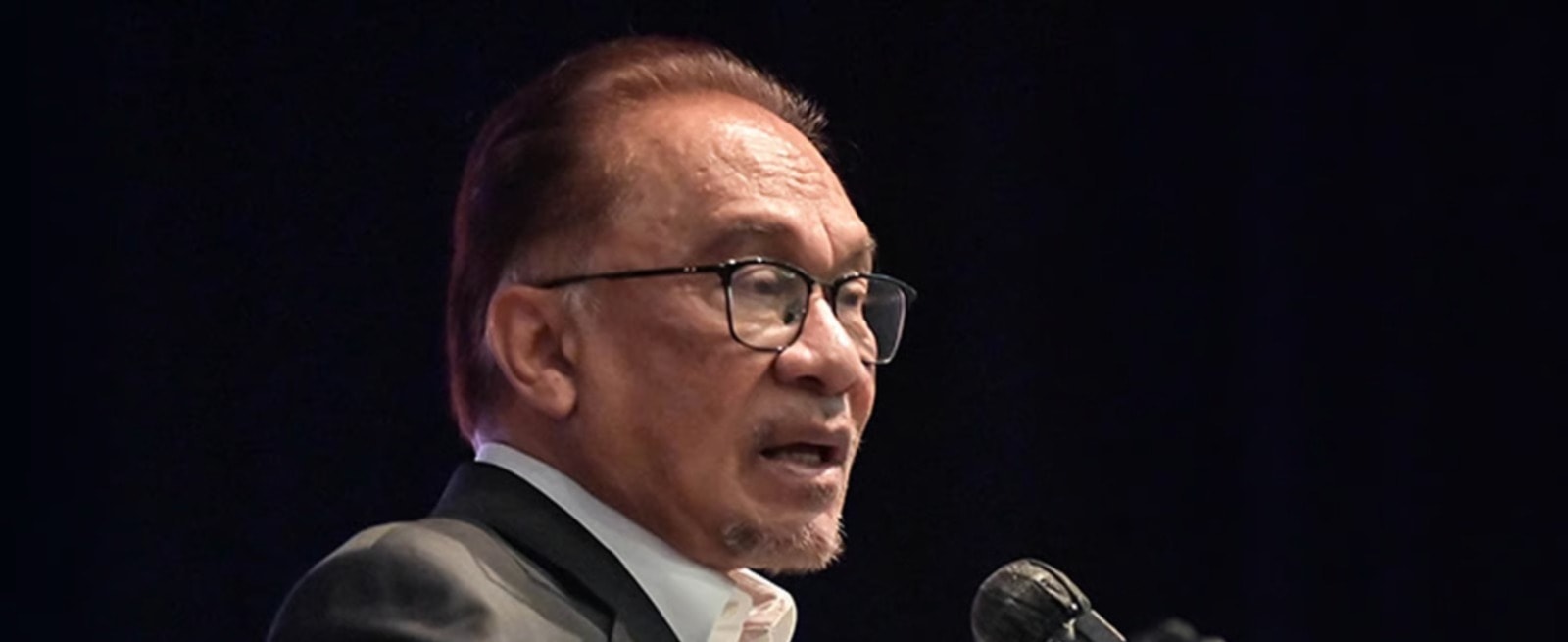 ஏப்ரல் 15 முதல் அரசு மற்றும் GLC ஊழியர்களுக்கு 'வீட்டிலிருந்தே பணி' - பிரதமர் அன்வார் இப்ராஹிம்  அறிவிப்பு