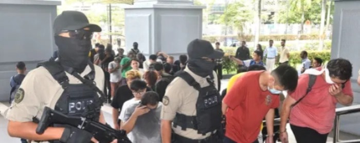 கரோக்கே  மையத்தில் ரகளை: 34 பேருக்கு அபராதம் விதிப்பு