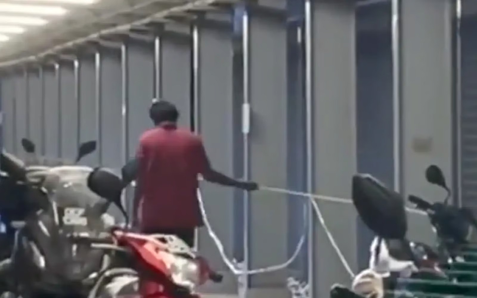 காஜாங் எம்ஆர்டி நிலையில் பெண்ணிடம் பாலியல் சேட்டை செய்த நபருக்கு போலீஸ் வலைவீச்சு