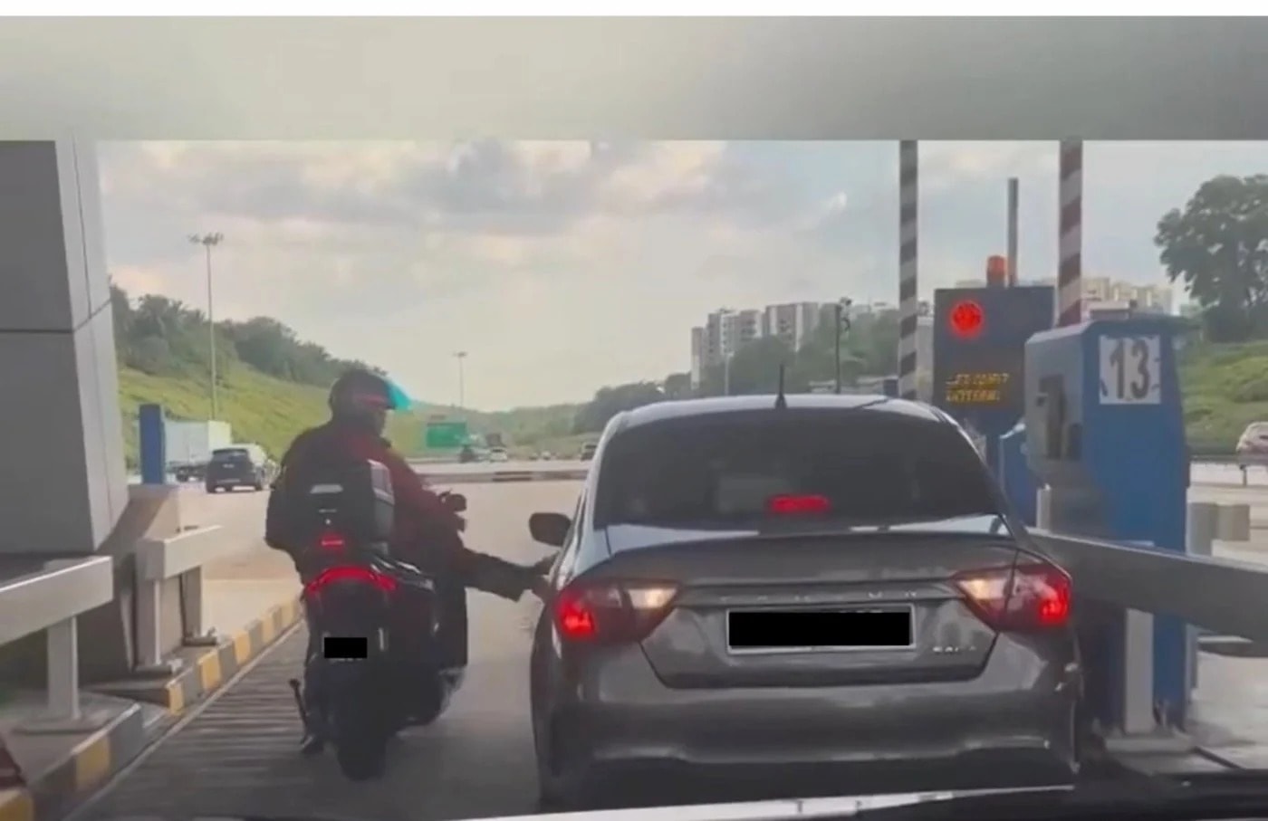 டோல் கேட்டில் காரை எட்டி உதைத்த மோட்டார் சைக்கிள் ஓட்டுநர்