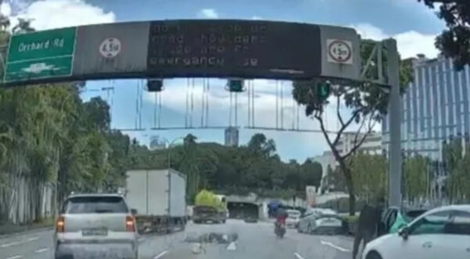 சிங்கப்பூர் விரைவுச்சாலையில் விபத்து: மோட்டார்சைக்கிள் ஓட்டுநர் பலி; கார் ஓட்டுநர் கைது