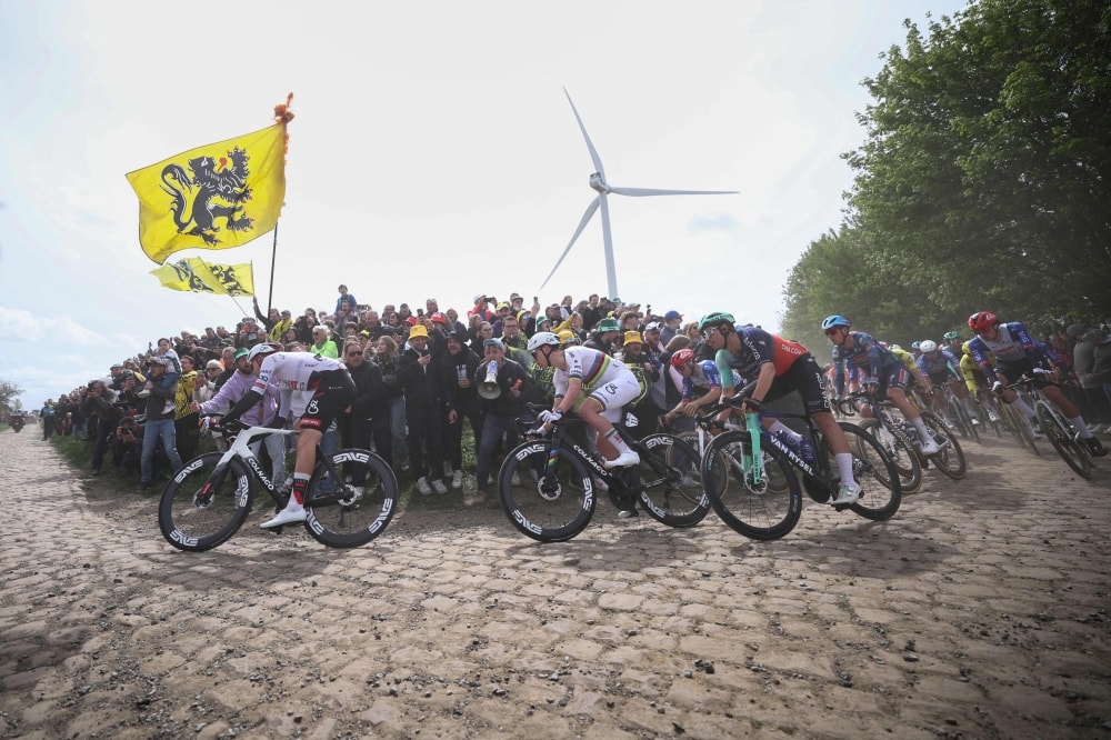 பாரிஸ்-ரூபிக்ஸ் பந்தயம்: மயிரிழையில் வெற்றியை நழுவவிட்ட போகாசர்! வரலாற்றுச் சாதனையை நோக்கி முன்னேற்றம்!