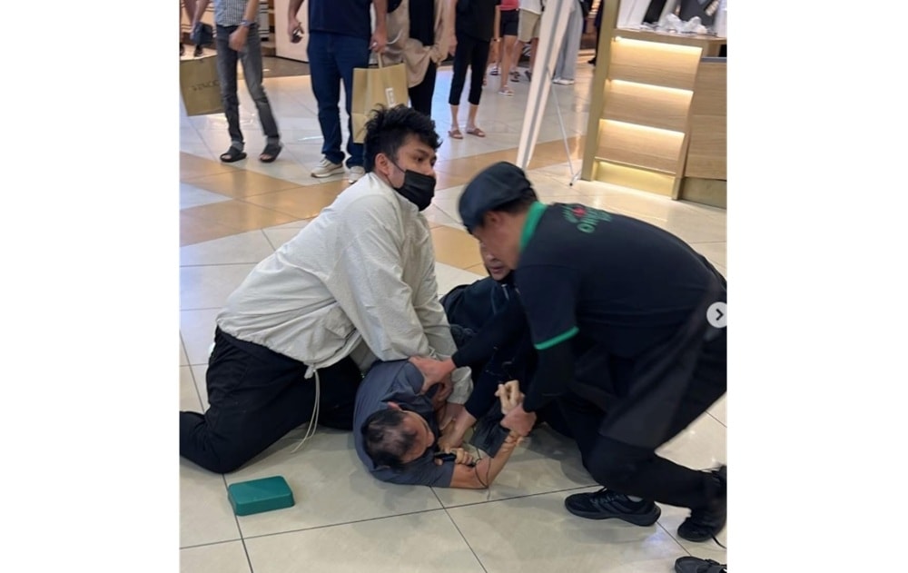 வழிப்பறித் திருடனை மடக்கிப் பிடித்த ஓரியண்டல் கோபி உணவக ஊழியர்கள்: ஜோகூர் பாருவில் துணிகரம்