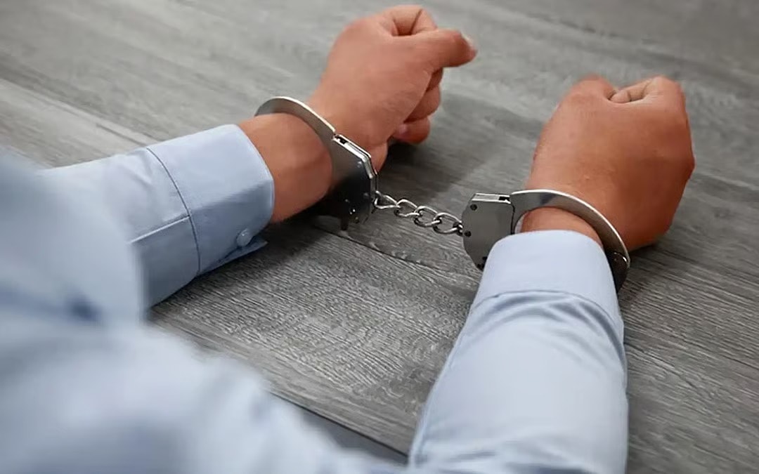 சட்டவிரோத கேளிக்கை விடுதிக்கு பாதுகாப்பு: மூத்த போலீஸ் அதிகாரி கைது