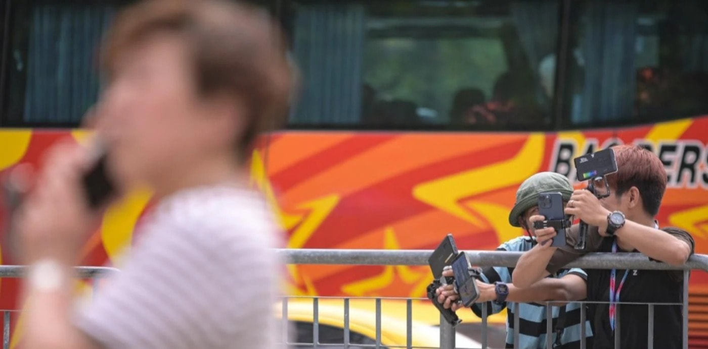 இரட்டை கோபுரப் பகுதியில் அனுமதியின்றி புகைப்படம் எடுத்த நபர்களின் கேமராக்கள் பறிமுதல்