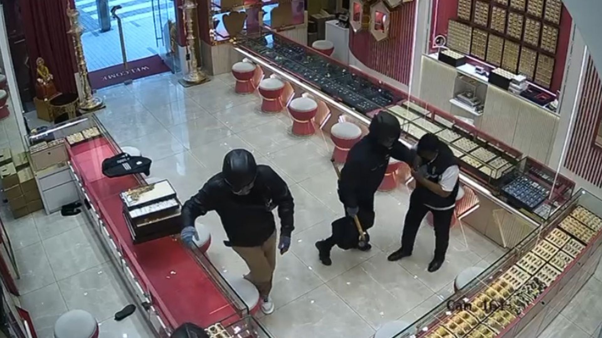 பிரிக்பீல்ட்ஸில் பட்டப்பகலில் துணிகரம்: நகைக்கடையில் புகுந்து நிமிடங்களில் கொள்ளையடித்த ஆயுத கும்பல்