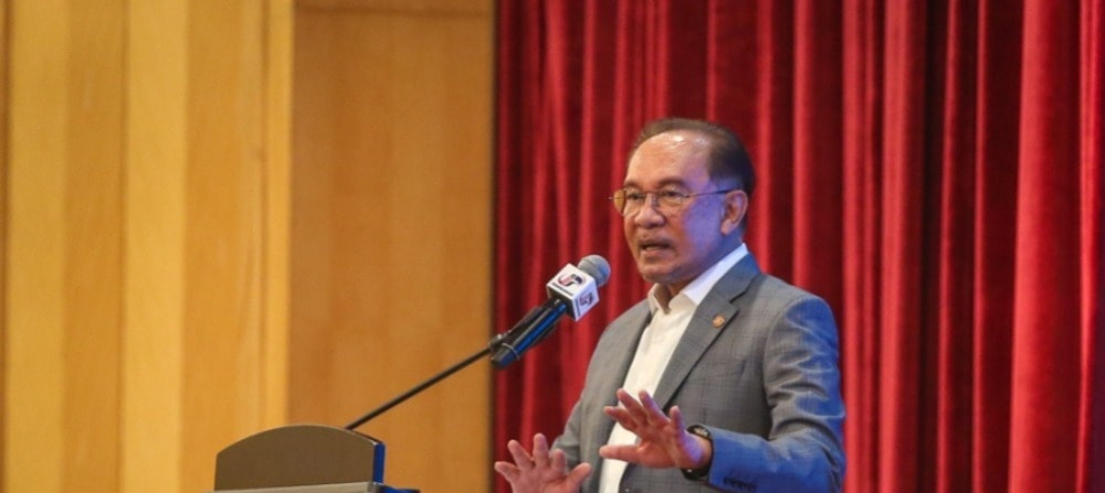 பெட்ரோல் விலை குறைப்பு வாக்குறுதி: நடப்பு சூழலைப் புரிந்துகொள்ளாமல் விமர்சிப்பதா?" - பிரதமர் அன்வார் சாடல்