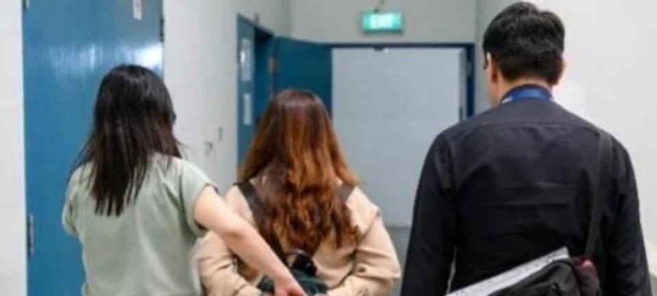 வேலை அனுமதிச் சீட்டு மோசடி: சிங்கப்பூரில் 10 பேர் கைது