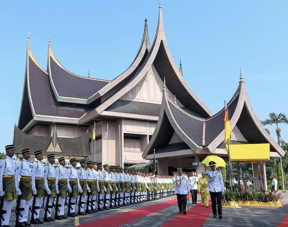 நெகிரி செம்பிலான் சட்டமன்றக்கூட்ட தொடக்க விழா விழா: நான்கு குறுநில பாரம்பரியத் தலைவர்கள் பங்கேற்காததால் பரபரப்பு