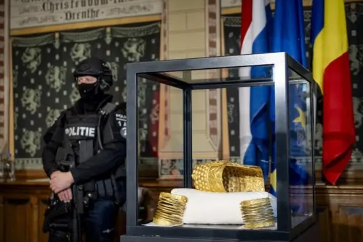 நெதர்லாந்து அருங்காட்சியகத்தில் திருடப்பட்ட பழமையான ருமேனிய பொற்கவசம் ஓராண்டுக்குப் பிறகு மீட்பு