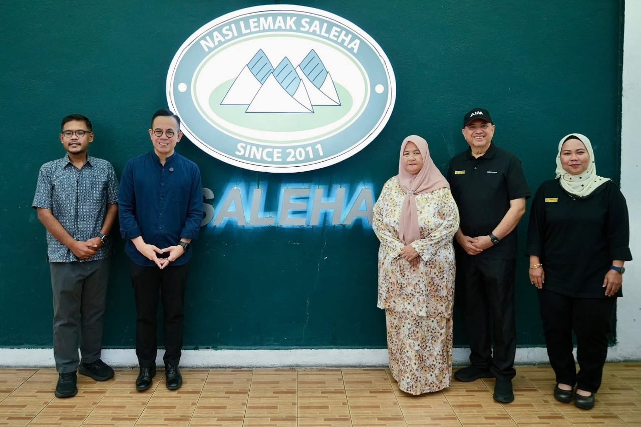 சாலையோரக் கடையிலிருந்து நாளொன்றுக்கு 15,000 பொட்டலங்கள்: 'நாசி லெமாக் சலேஹா'வின் எழுச்சியும் KUSKOP ஆதரவும்