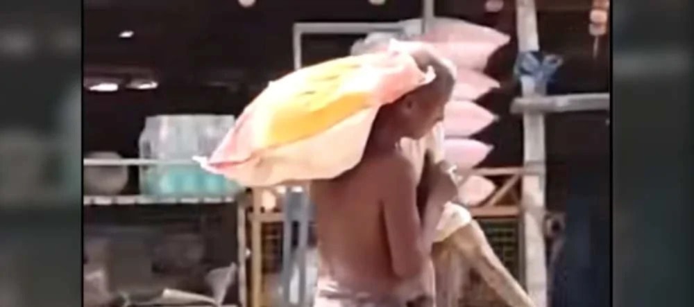 தம்பியின் எலும்புக்கூட்டை வங்கிக்குச் சுமந்து சென்ற அண்ணன்