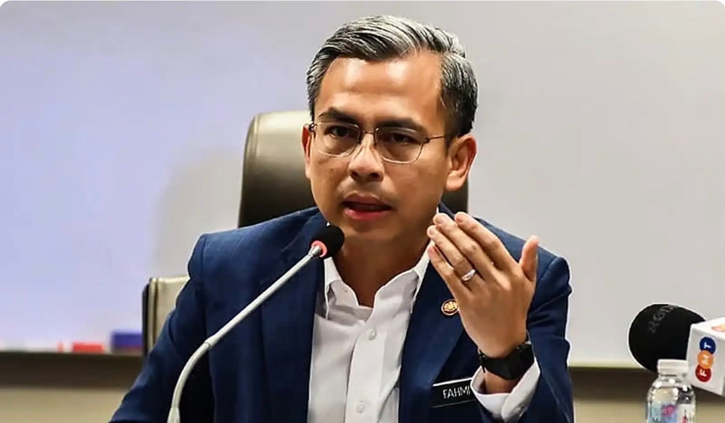 சுல்தானை அவமதிக்கும் வகையில் போலி முகநூல் கணக்கு: அமைச்சர் ஃபாமி எச்சரிக்கை