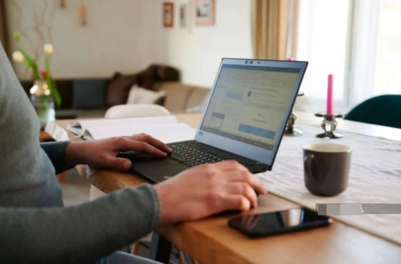 அரசுத் துறையில் வீட்டிலிருந்தே வேலை: கண்காணிப்பைத் தீவிரப்படுத்த பிரதமர் அன்வார் உத்தரவு