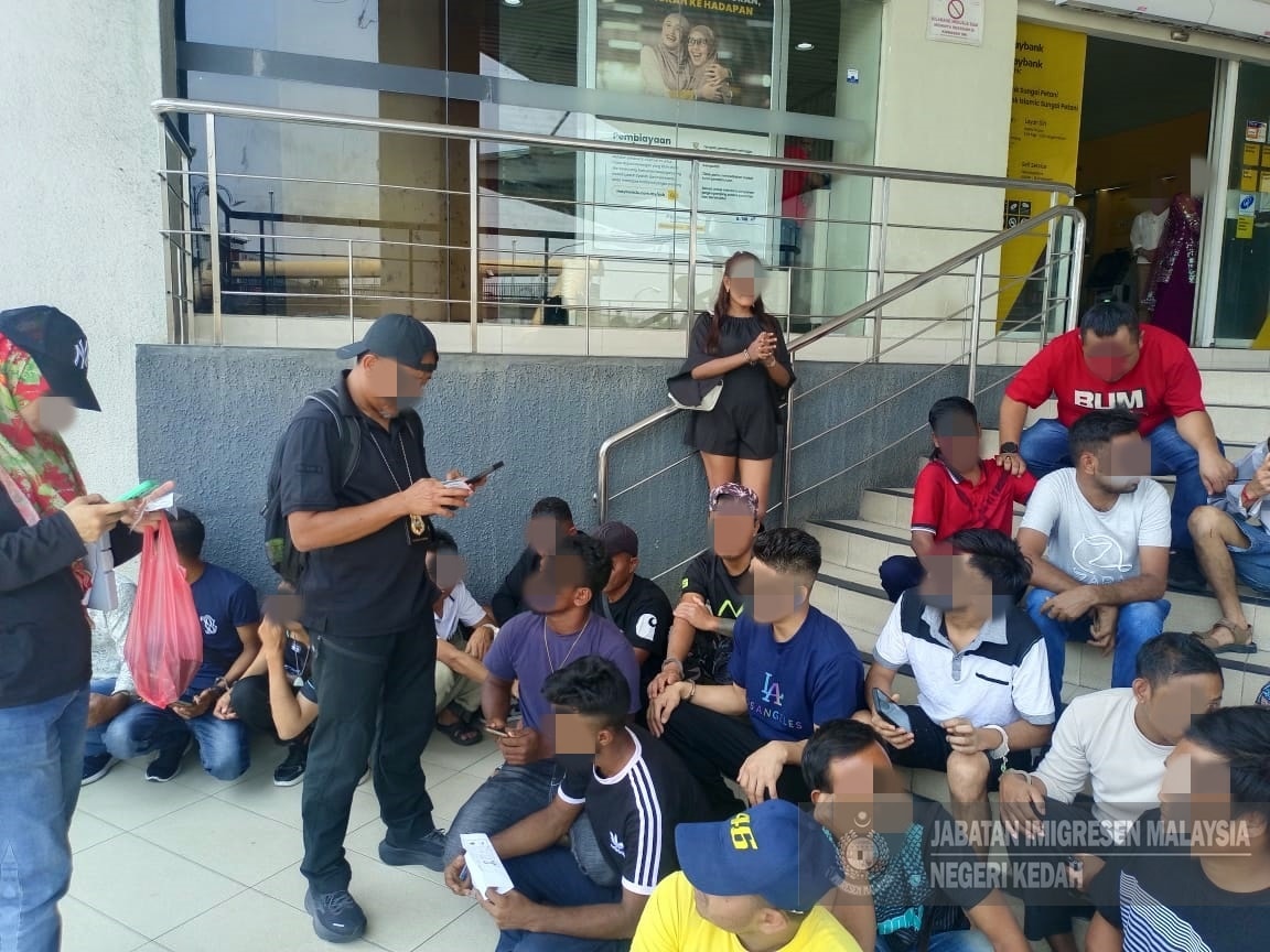 சுங்கைப்பட்டாணி பேரங்காடியில் அதிரடி சோதனை: 21 அந்நிய நாட்டினர் கைது