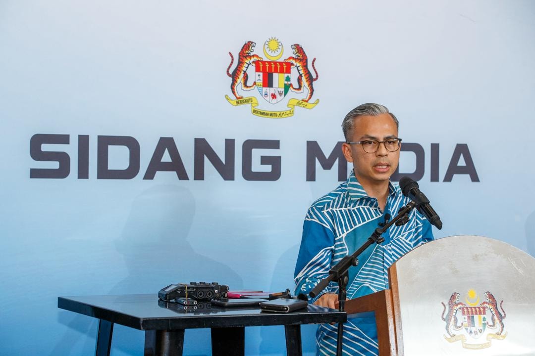 எரிபொருள் நெருக்கடியைக் கண்காணிக்கப் புதிய 'தொடர்பு கட்டுப்பாட்டு மையம்' அமைப்பு: டத்தோ ஃபஹ்மி ஃபாசில் தகவல்