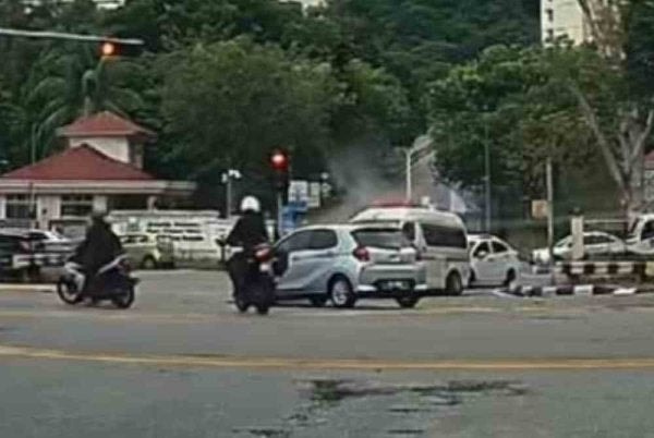 ஆம்புலன்ஸ் மீது கார் மோதி விபத்து; 5 பேர் காயம்