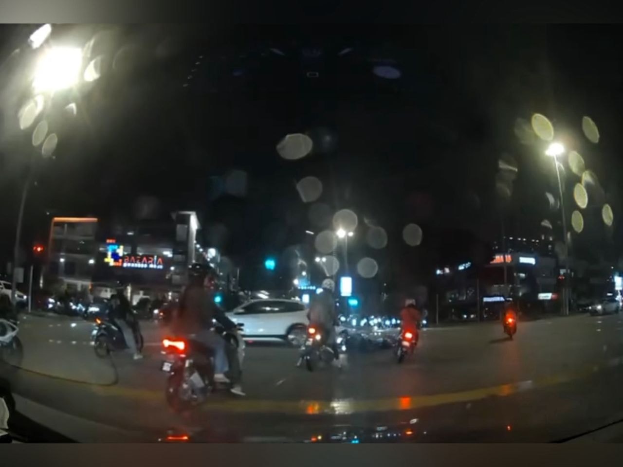 மதுபோதையில் விபத்து: பிஎம்டபிள்யூ கார் ஓட்டிய பெண்ணுக்கு 13,000 ரிங்கிட் அபராதம்