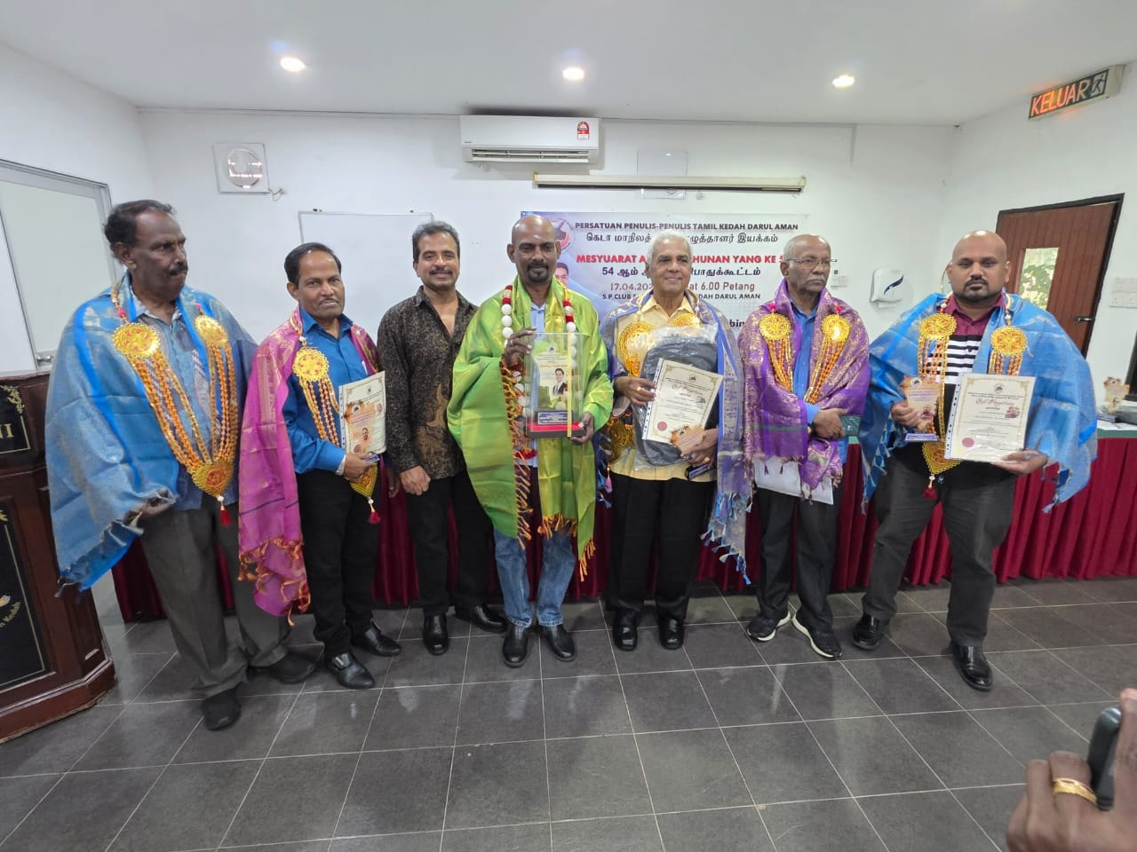 மின்னியல் ஊடகத்தில்; இதழில் எழுதும் எழுத்தாளர்களும் உறுப்பினராகச் சேர்க்க அனுமதிக்கவேண்டும். 