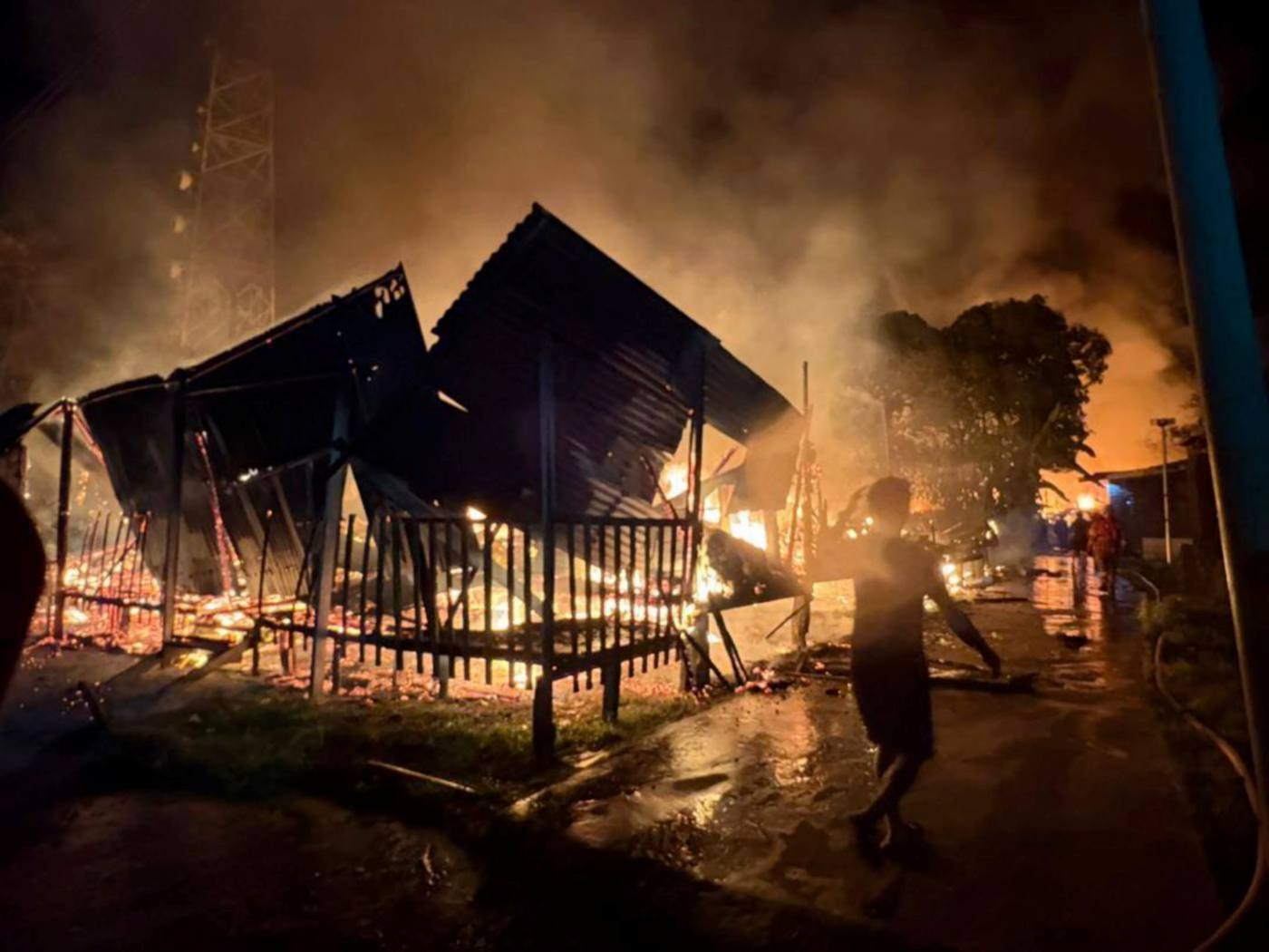 அதிகாலை நேரத்தில் ஏற்பட்ட பயங்கரத் தீ விபத்தில் 30 வீடுகள் சாம்பல்