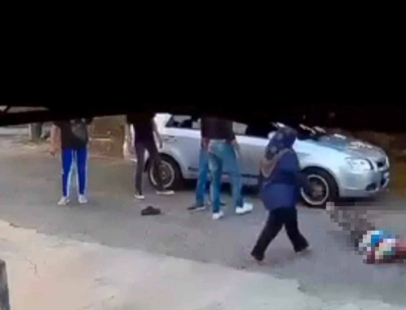 தலையில் காயங்களுடன் ஆடவருக்கு தீவிர சிகிச்சை - தாக்கப்பட்ட காணொளி வைரலானது