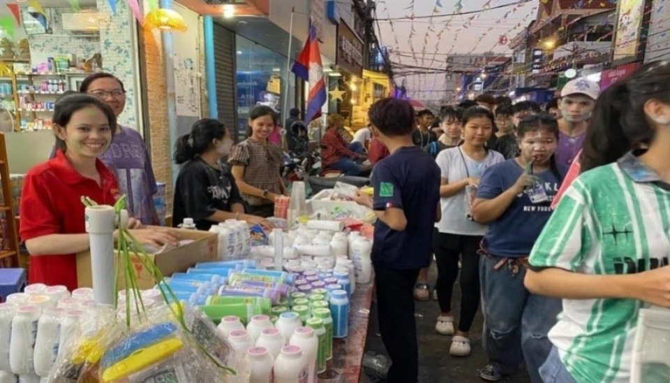 எகிறும் பெட்ரோல் விலை; கொதிக்கும் வெயில்! இதையெல்லாம் மீறி மெக்கோங் நாடுகளில் களைகட்டும் புத்தாண்டு கொண்டாட்டம்!