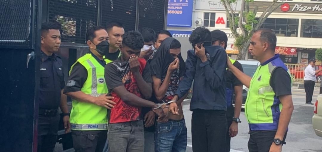 முதியவரை வெட்டிக்கொன்று விட்டு கொள்ளையடித்ததாக நான்கு இந்திய இளைஞர்கள் மீது கொலை குற்றச்சாட்டு