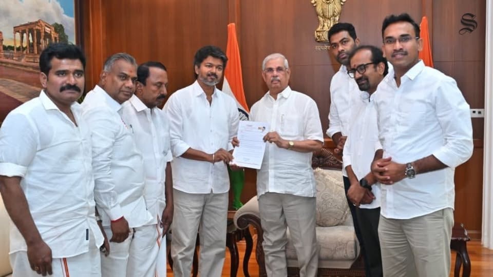 ஆளுநரைச் சந்தித்து ஆட்சியமைக்க உரிமை கோரினார் விஜய் / பெரும்பான்மையை நிரூபிக்க இன்னும் 5 சட்டமன்ற உறுப்பினர்களின் ஆதரவு தேவை