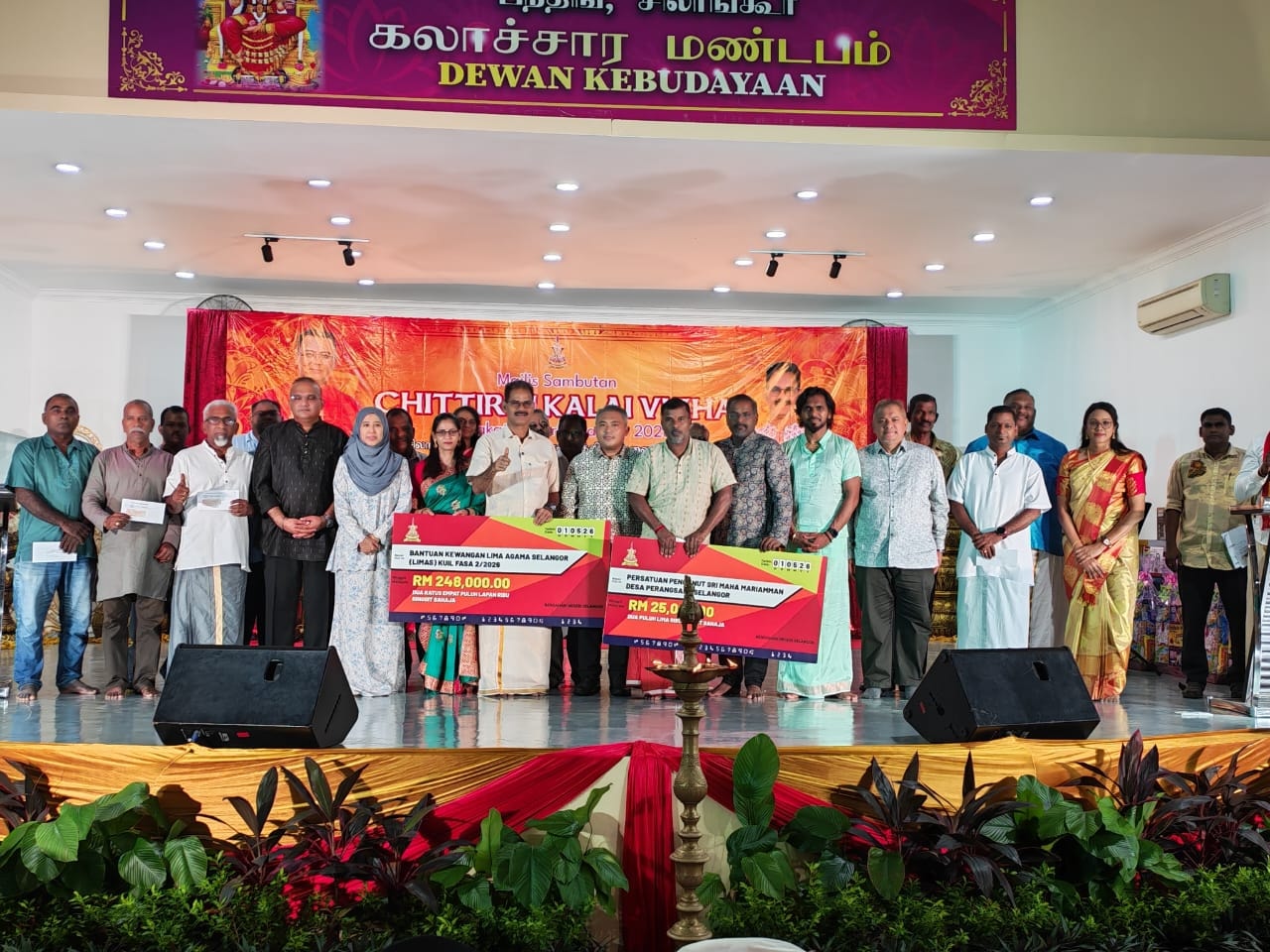 பந்திங்கில் சிலாங்கூர் மாநில அளவிலான சித்திரை கலைவிழா: 23 ஆலயங்களுக்கு மானியம் வழங்கினார் பாப்பாராய்டு