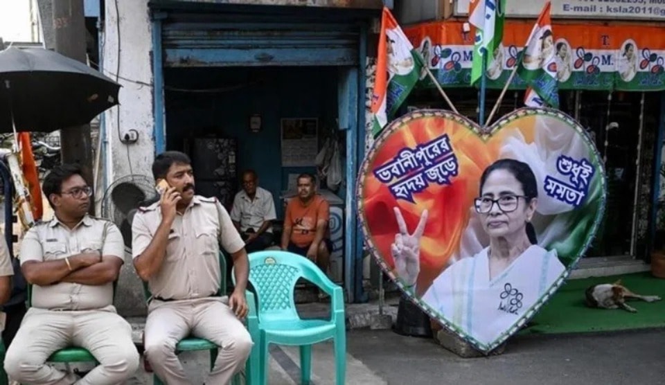 மேற்கு வங்கம்: தேர்தல் முடிவுகளுக்குப் பிந்தைய வன்முறையில் 4 பேர் உயிரிழப்பு; ஆதரவாளர்கள் மோதலால் பதற்றம்