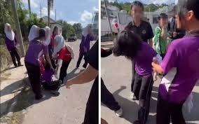 மாணவிகள் கும்பலால் 13 வயது சிறுமிக்கு அடி-உதை: காணொளி வைரலானதால் பரபரப்பு