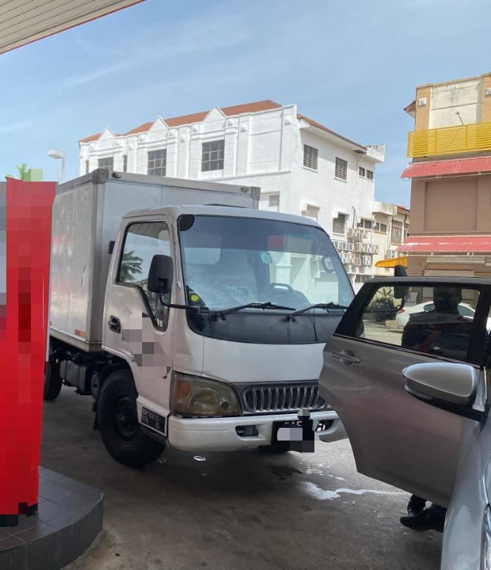 ஐஸ் லோரியில் 1,000 லிட்டர் டீசல் கடத்தல்: முதியவர் கைது; 38,005 ரிங்கிட் பொருட்கள் பறிமுதல்