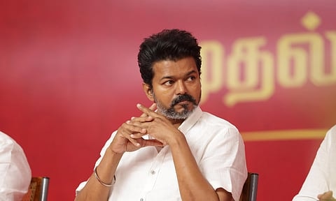 ஆட்சியமைக்க இன்னும் 10 தொகுதிகள் தேவை – என்ன செய்யப் போகிறது தவெக?