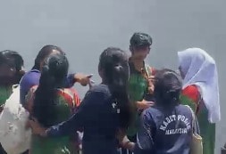 மாணவர்கள் நடுரோட்டில் மோதல்: எஸ்.எம்.கே அமான் ஜெயா மாணவர்கள் வன்முறை