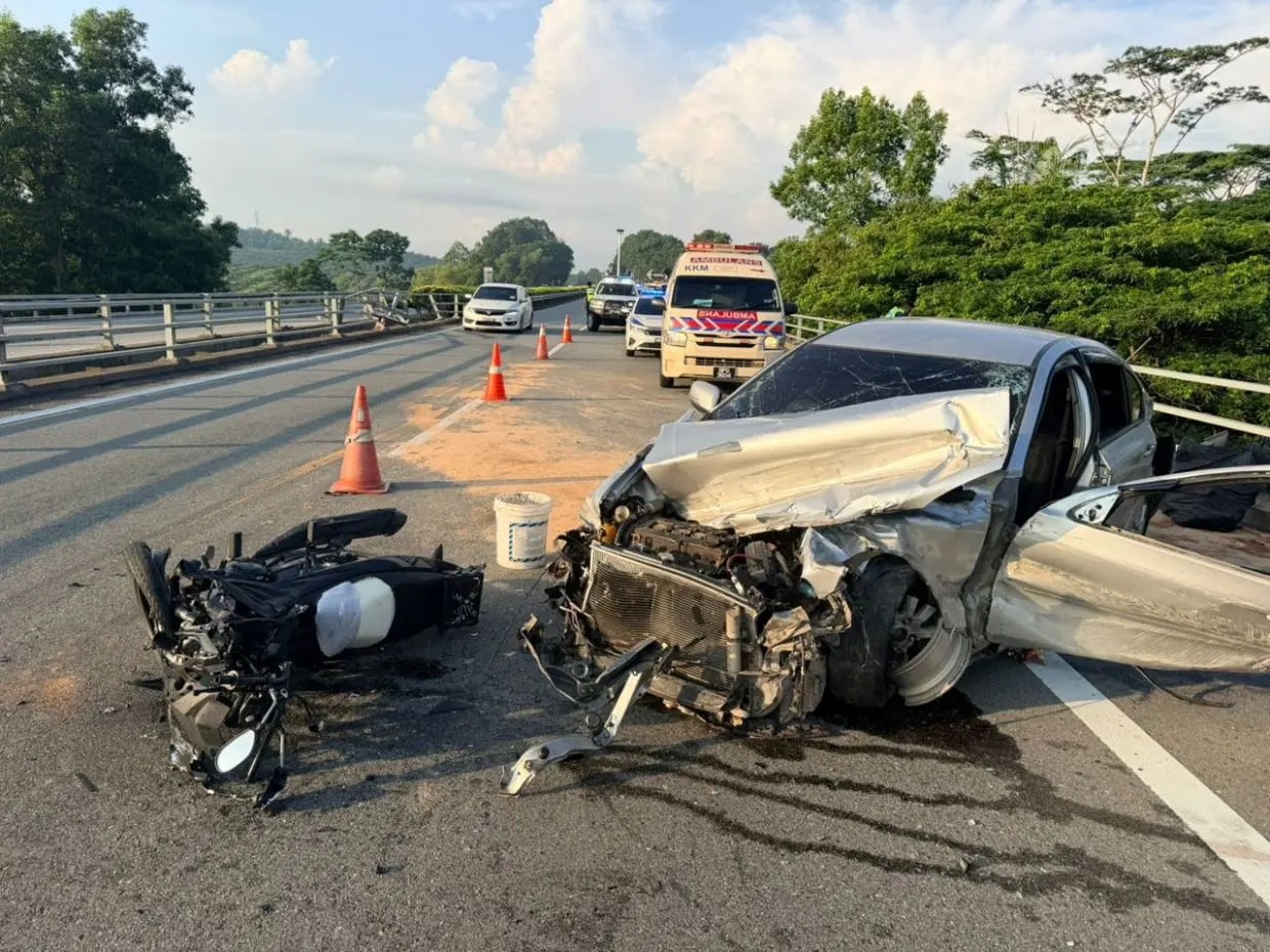 ஜோகூர் அருகே நெடுஞ்சாலையில் 5 வாகனங்கள் மோதி விபத்து - இருவர் பலி