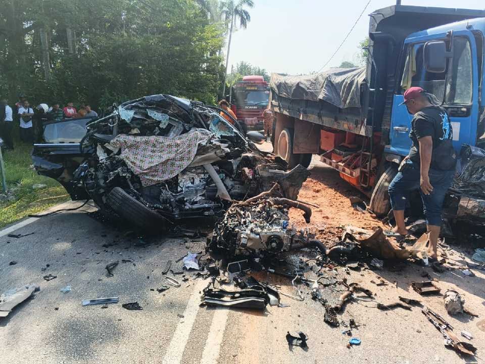 சுங்கை பட்டாணியில் கோர விபத்து: போலீஸ் அதிகாரி உட்பட 6 பேர் மரணம்; 3 வயது குழந்தை உயிர் தப்பியது