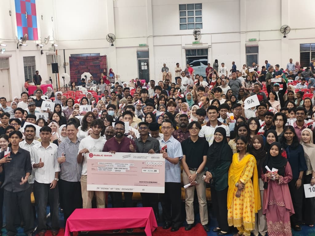 கோத்தா கெமுனிங்: SPM தேர்வில் சாதனை படைத்த 152 மாணவர்களுக்கு ஊக்கத்தொகை வழங்கிப் பாராட்டு
