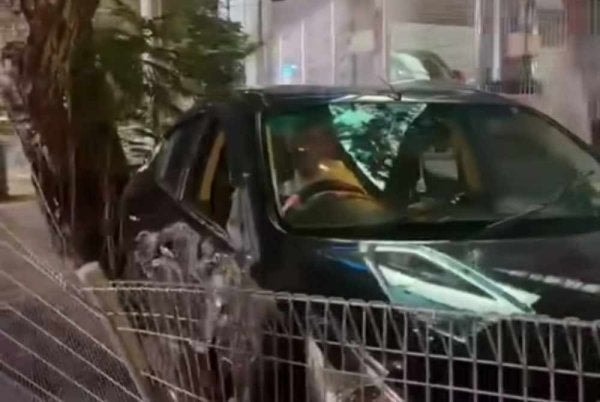 அதிவேகமாக மிதிக்கப்பட்ட ஆக்சிலரேட்டர்: கோலாலம்பூரில் கட்டுப்பாட்டை இழந்து மோதிய கார்