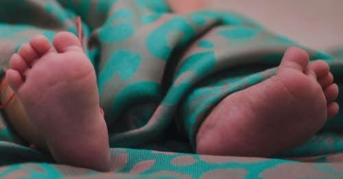 காரில் இருந்து தூக்கி வீசப்பட்ட ஒரு மாதக் குழந்தை புல்வெளியில் விழுந்து உயிர் தப்பியது