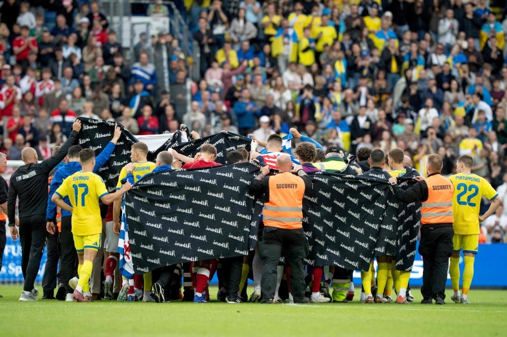 கால்பந்து போட்டியின் போது மைதானத்தில் சுருண்டு விழுந்த வீரர்! நெஞ்சை உலுக்கிய பரபரப்பு காட்சிகள்!