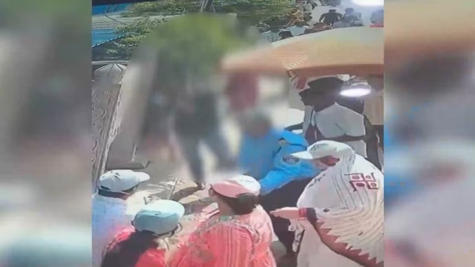 மகனின் உடலை எழுப்ப முயன்ற தந்தையின் நெஞ்சையுருக்கும் பாசம்